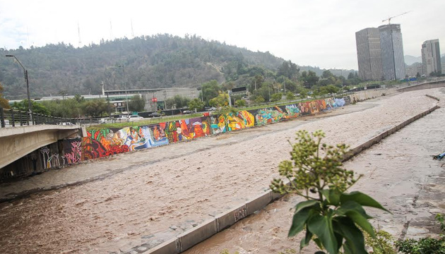 Festival La Puerta del Sur inaugura mural de 200 metros en la ribera del Río Mapocho